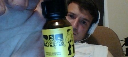 Mano sosteniendo botella de popper abierta
